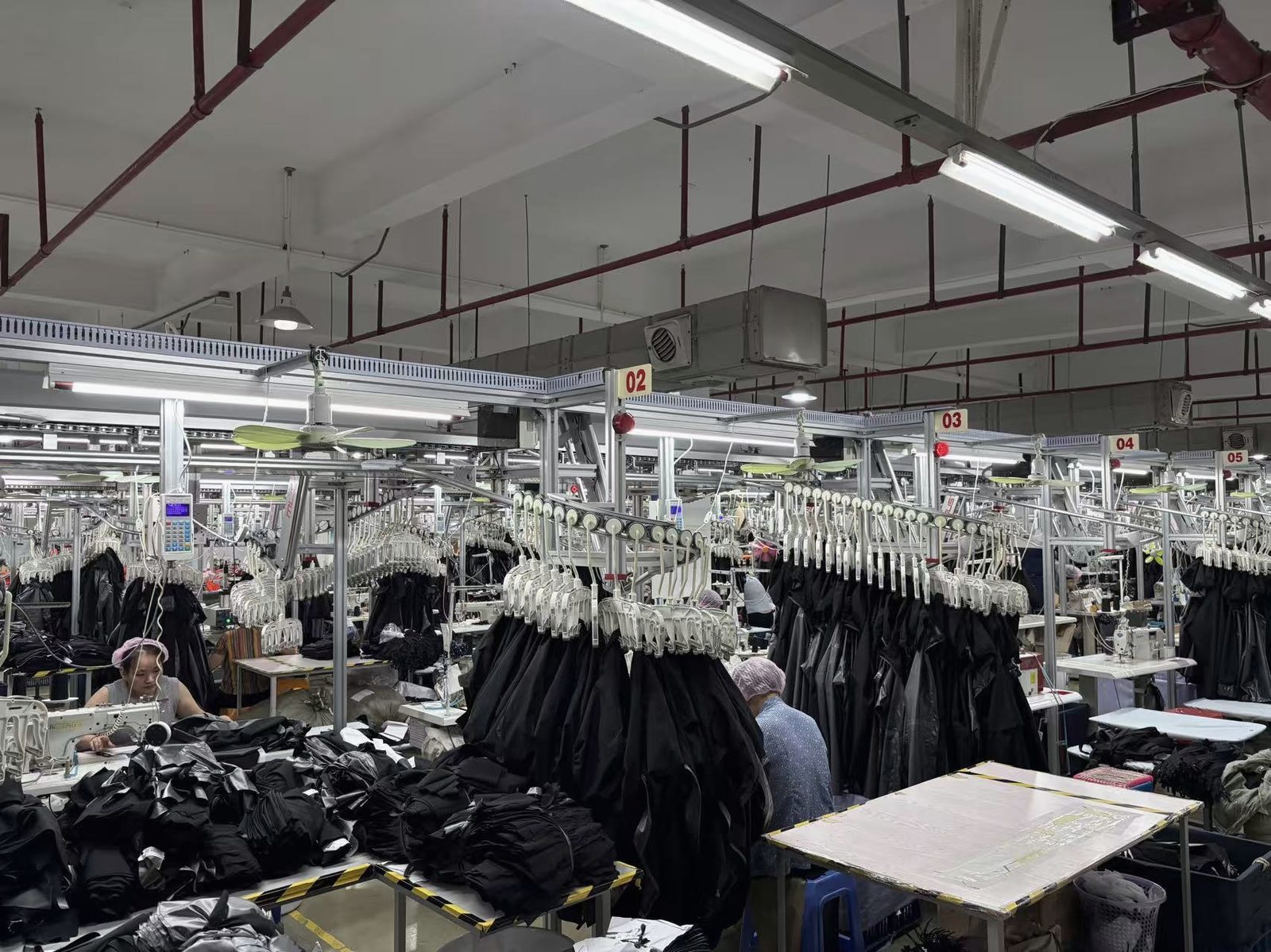 広州の縫製工場・生産ライン